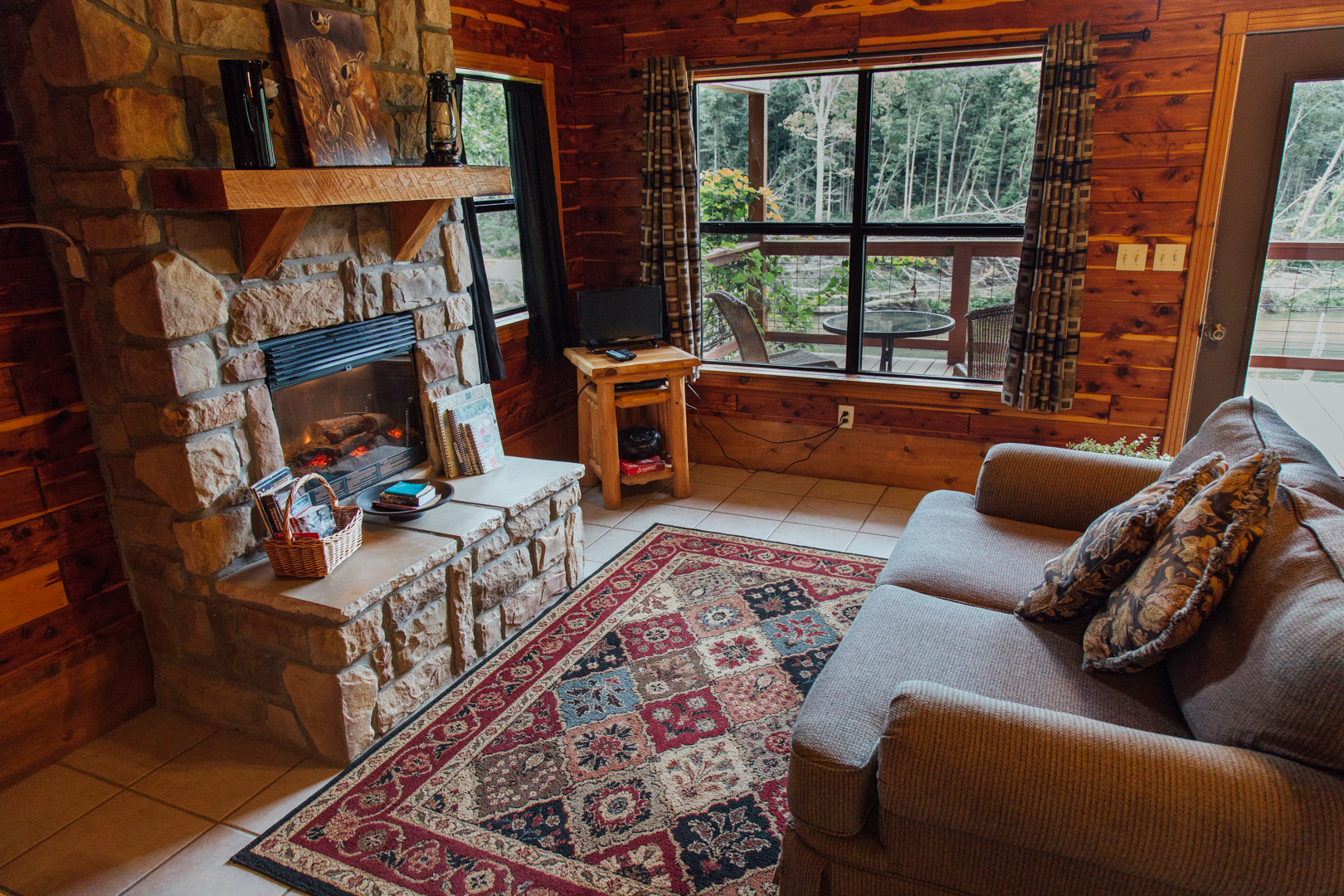  Treetop Cedar Chest Romantic Getaway in the Ozarks, Missouri