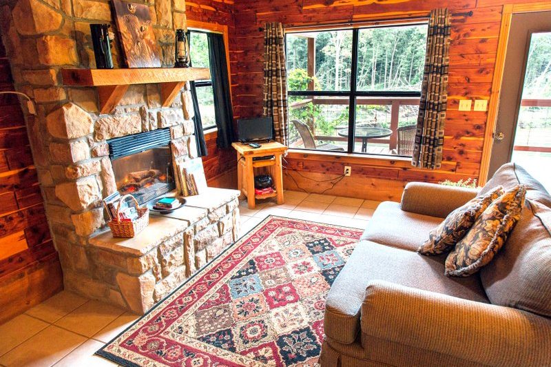 Missouri Romantic Treehouse Cabin Cedar Chest