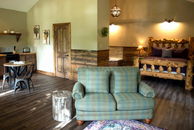 Missouri Romantic Getaway Grapevine Treehouse Cabin