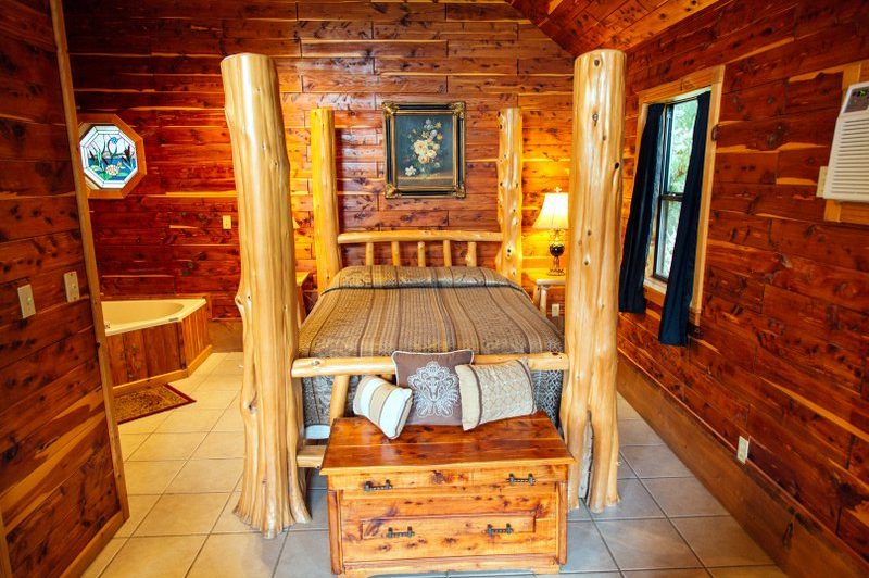 Missouri Romantic Treehouse Cabin Cedar Chest