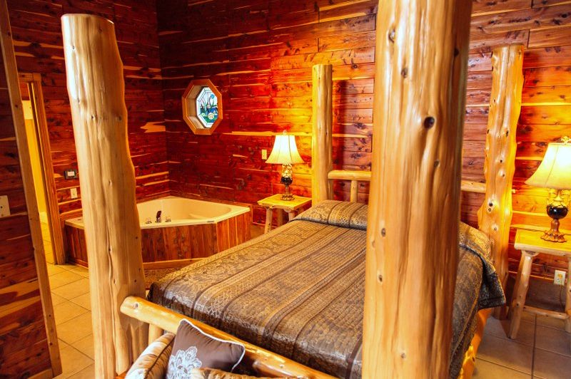 Missouri Romantic Treehouse Cabin Cedar Chest