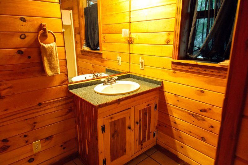 Missouri Romantic Treehouse Cabin Cedar Chest