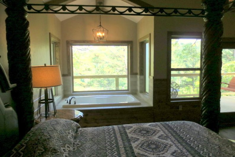 Missouri Romantic Kingfisher Treehouse Cabin