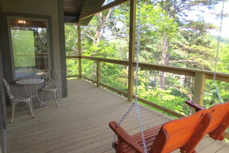 Missouri Romantic Kingfisher Treehouse Cabin