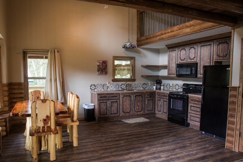 Missouri Treehouse Redbud Cabin