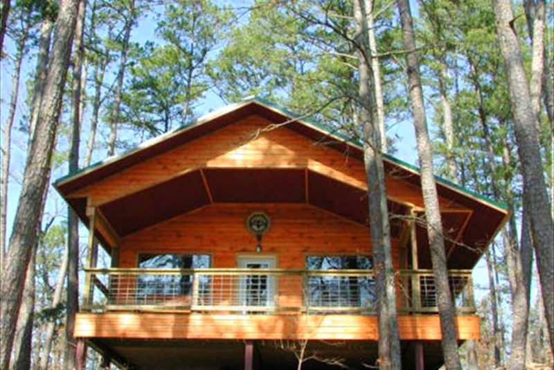 01-Missouri-Whispering-Pine-Treehouse-Cabin-3-001