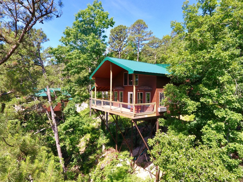 Missouri Romantic Couples treehouse cabin