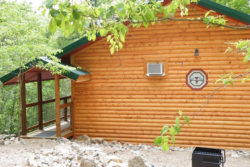 Missouri Treehouse Dogwood Cabin