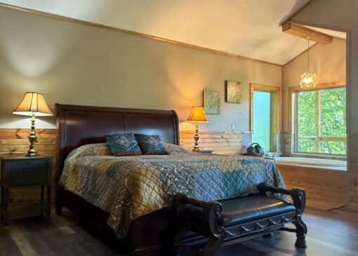 Missouri Wild Flower Romantic treehouse cabin